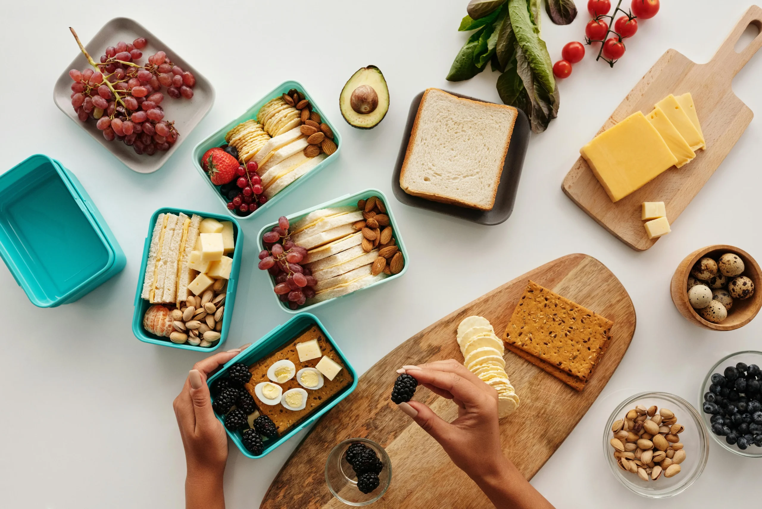 A five day weight loss breakfast meal plan laid out with healthy ingredients for the week
